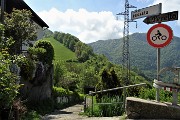 69 Dopo tratto su strada asfaltata riprende il sentiero 514 per la Passata e il Perello